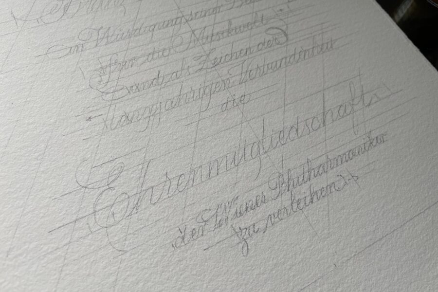Hilfslinien auf einer Kalligrafie-Urkunde