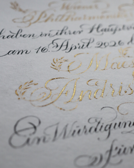 Foto einer Ehrenurkunde der Wiener Philharmoniker, goldene und schwarze Kalligrafie