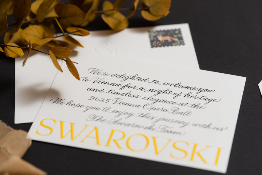 Personalisierte Botschaft einer Luxusmarke in eleganter Handschrift