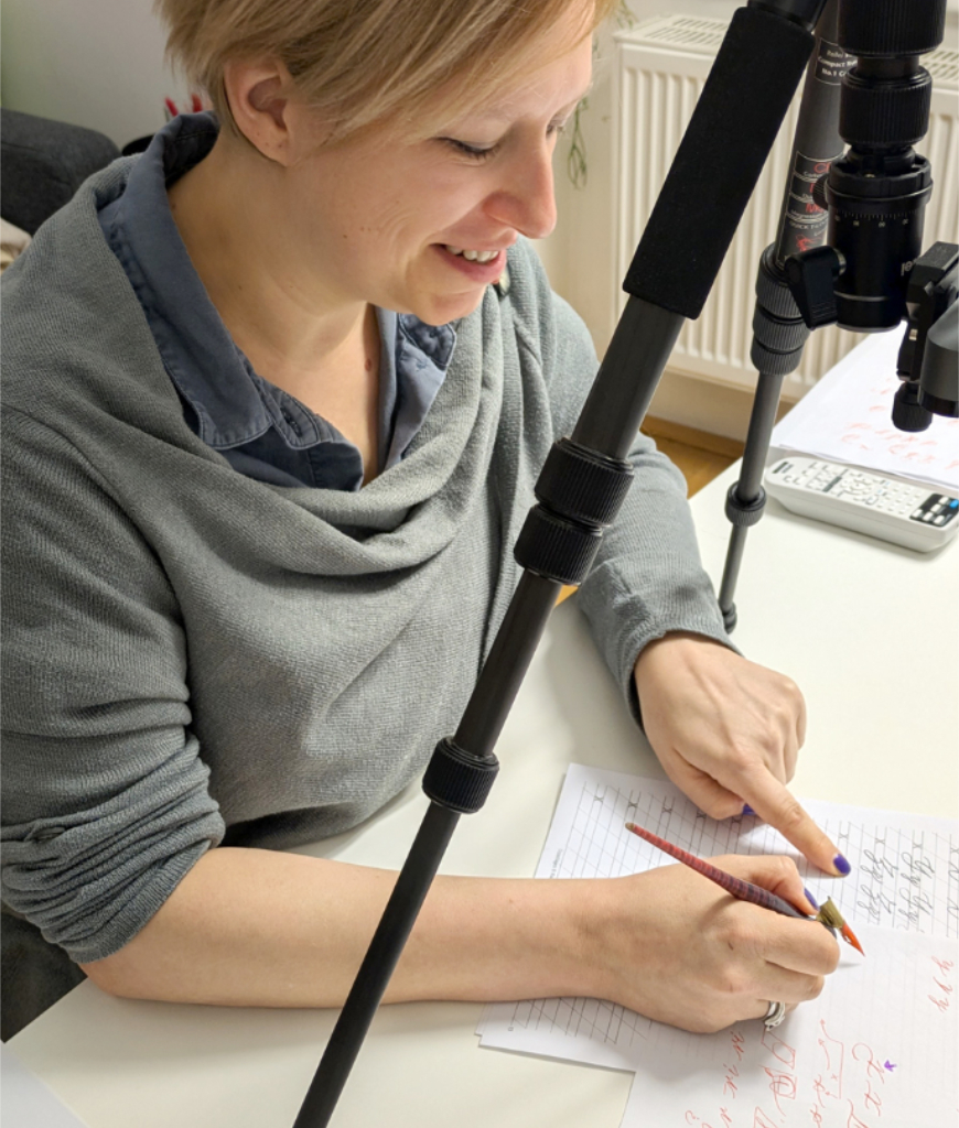 Teilnehmer lernen moderne Kalligrafie in einem Workshop
