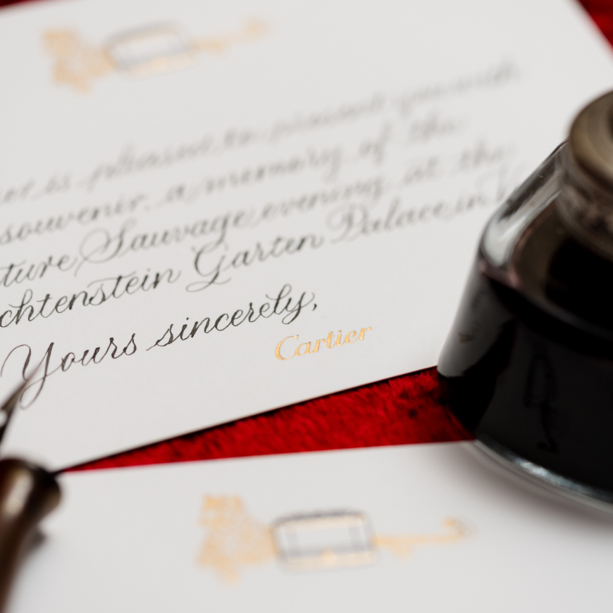 Handgeschriebene Einladungskarte in schwarzer Kalligrafie