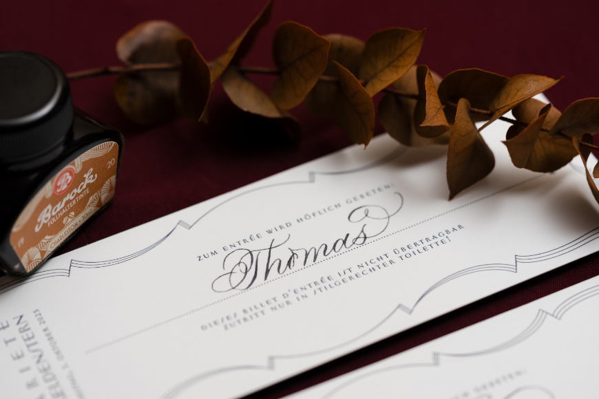 Elegante Event-Einladung mit handgefertigter Kalligraphie