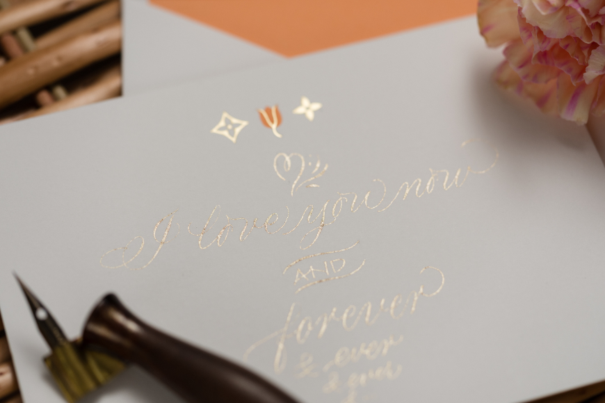Personalisierte Karte mit handgeschriebener Kalligrafie während eines Events