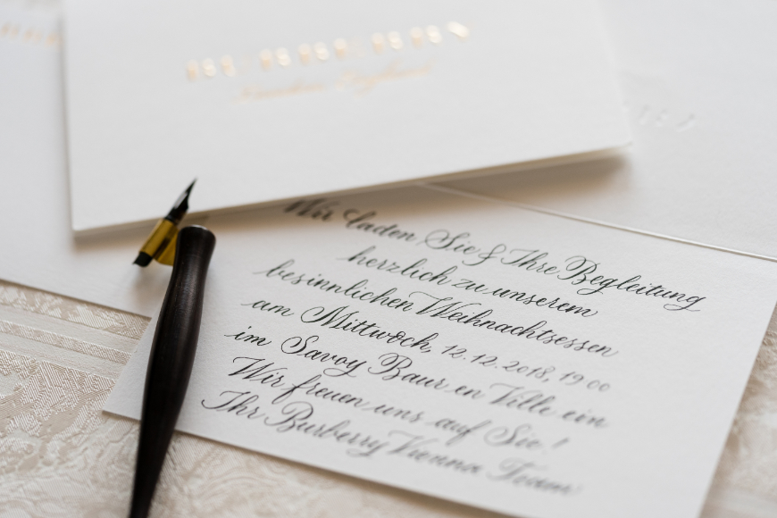 Luxuriöse Einladungskarte für ein Event mit eleganter Kalligraphie