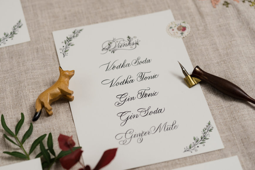 Handgeschriebene Drinks-Karte mit eleganter Kalligrafie