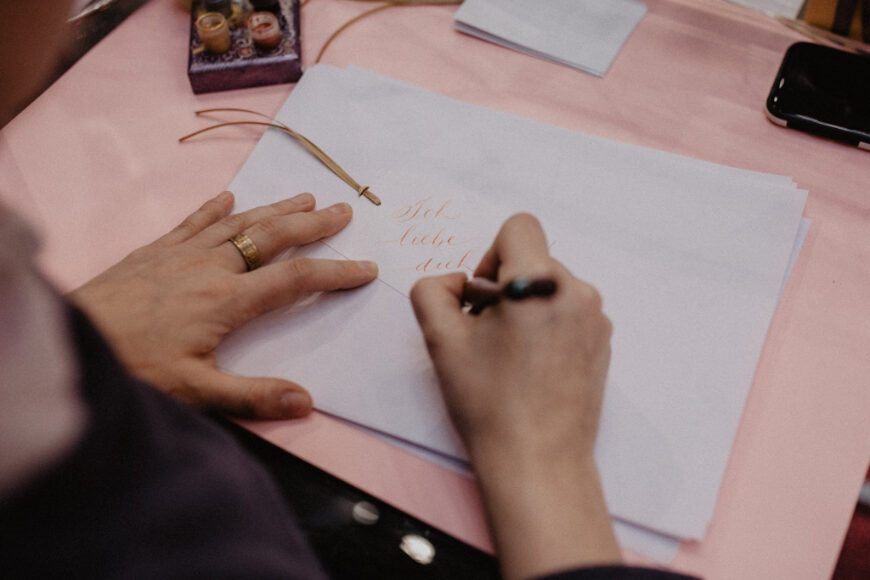 Live Kalligrafie als Personalisierungserlebnis bei einem Markenevent in Österreich