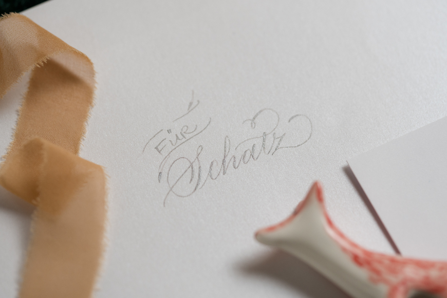 Kalligrafin personalisiert Karten bei einem Fashion- oder Beauty-Event