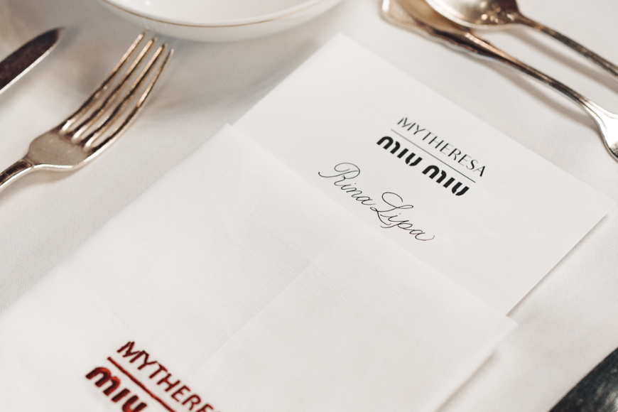 Menükarte mit handgeschriebener Kalligrafie für ein Fine-Dining-Event in Wien