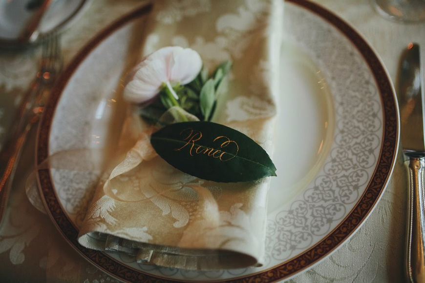 Luxuriöse Platzkarten mit kalligrafierten Namen für ein exklusives Dinner, Foto von Petar Jurica