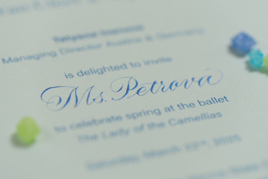 Luxuriöse Einladungskarte für ein Event mit eleganter Kalligraphie