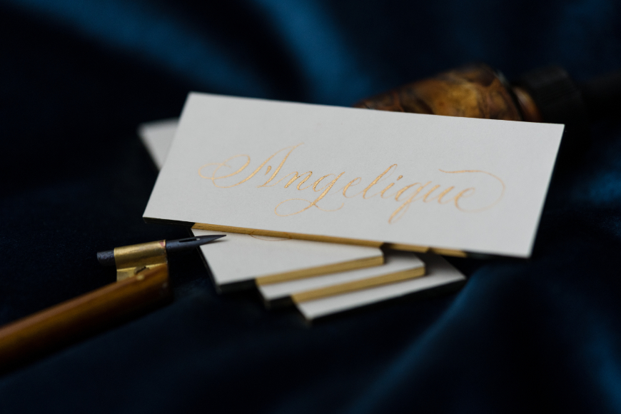 Name auf Platzkarte in goldener Schrift