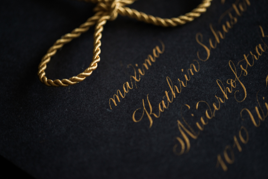 Umschlag mit goldfarbener Kalligraphie für eine Luxus-Einladung