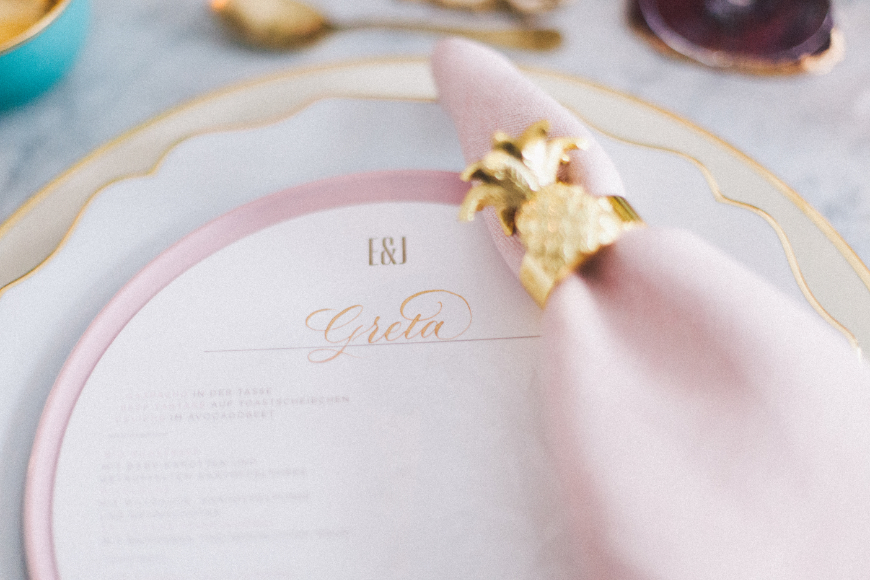 Goldene Kalligrafie für Gala-Dinner, Foto von A Twist of Lemon Photography